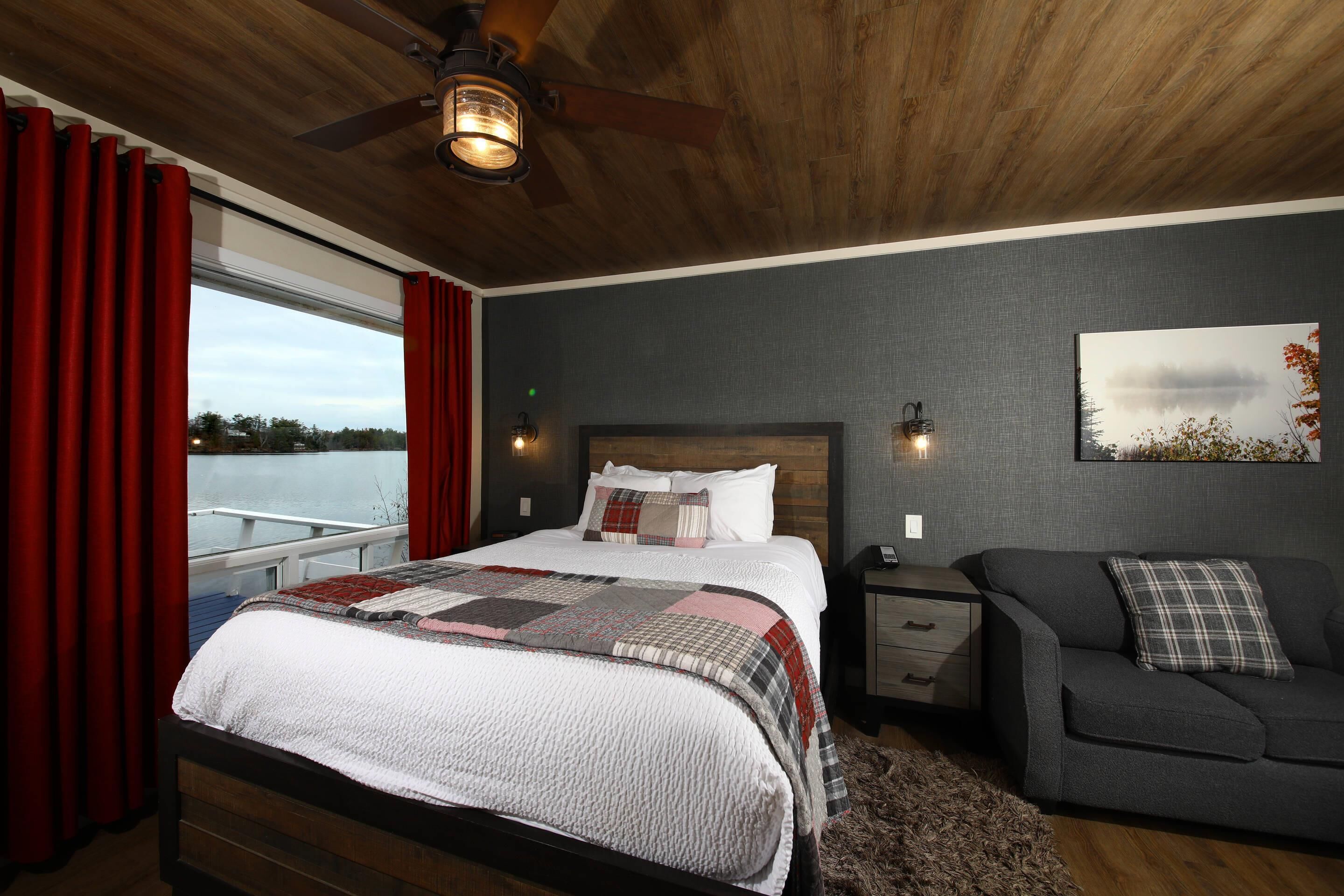 Rom, 1 queensize-seng, ikke-røyk (Lakefront) | Skrivebord, skrivebord for bærbar PC og blendingsgardiner