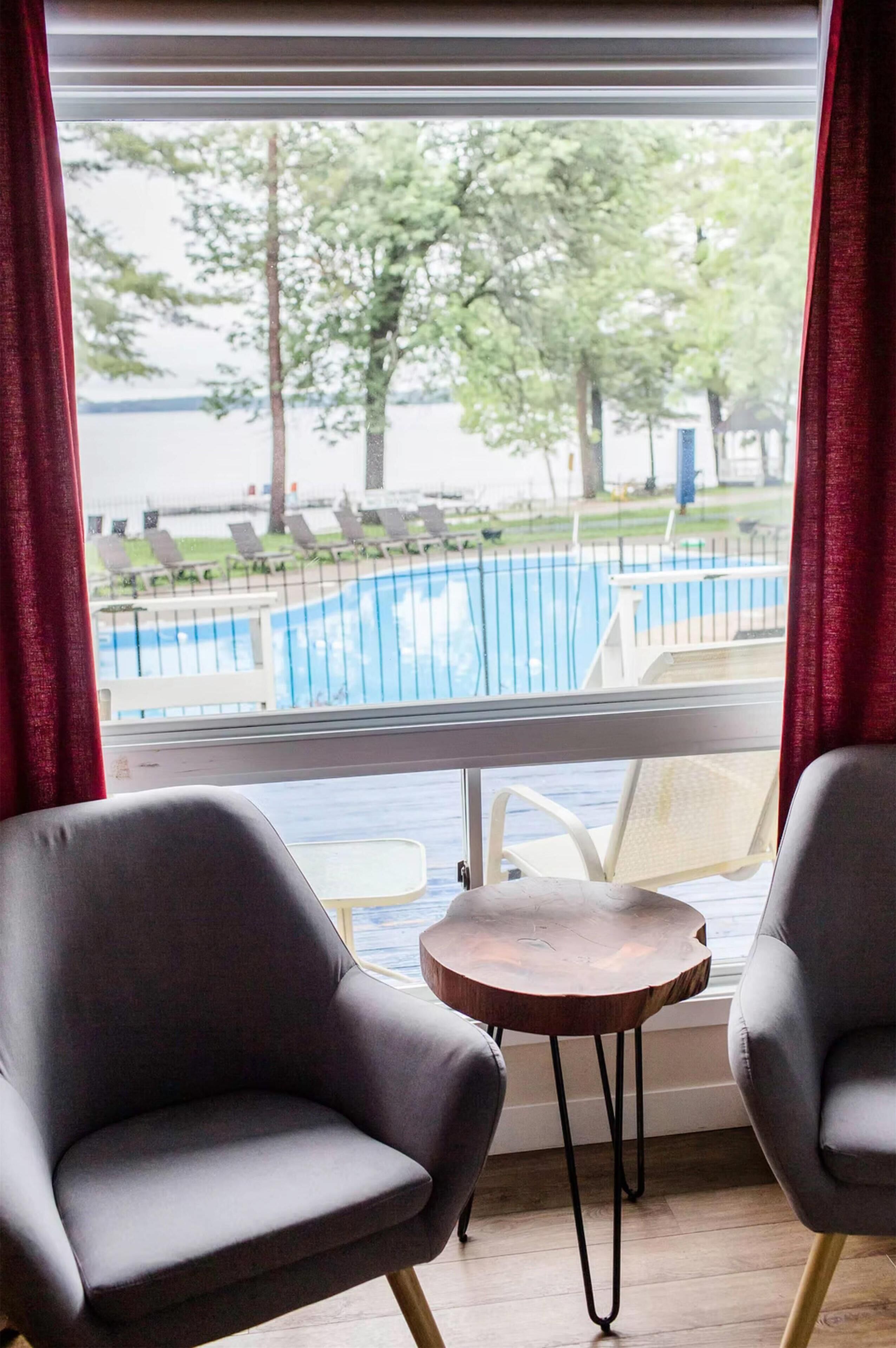 Habitación estándar, 1 cama de matrimonio, no fumadores, vistas al lago | Escritorio, espacio para trabajar con un portátil, cortinas opacas