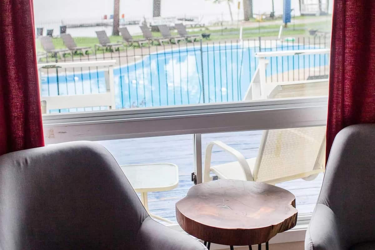 Standard Room, 1 Queen Bed, Non Smoking, Lake View | Desk, laptop workspace, blackout drapes, iron/ironing board
