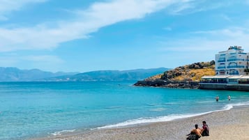 En la playa, camastros, sombrillas y toallas de playa