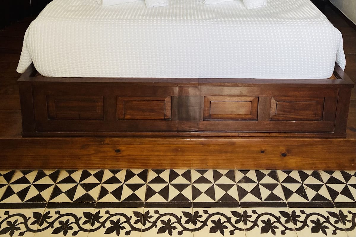 1 bedroom, hypo-allergenic bedding, down duvets, memory-foam beds