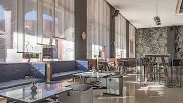 2 restaurants, serveren ontbijt, lunch, diner, internationale gerechten