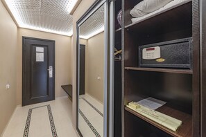 Suite (Privilège (jusqu'à 2 adultes)) | 1 bedroom, minibar, in-room safe, desk