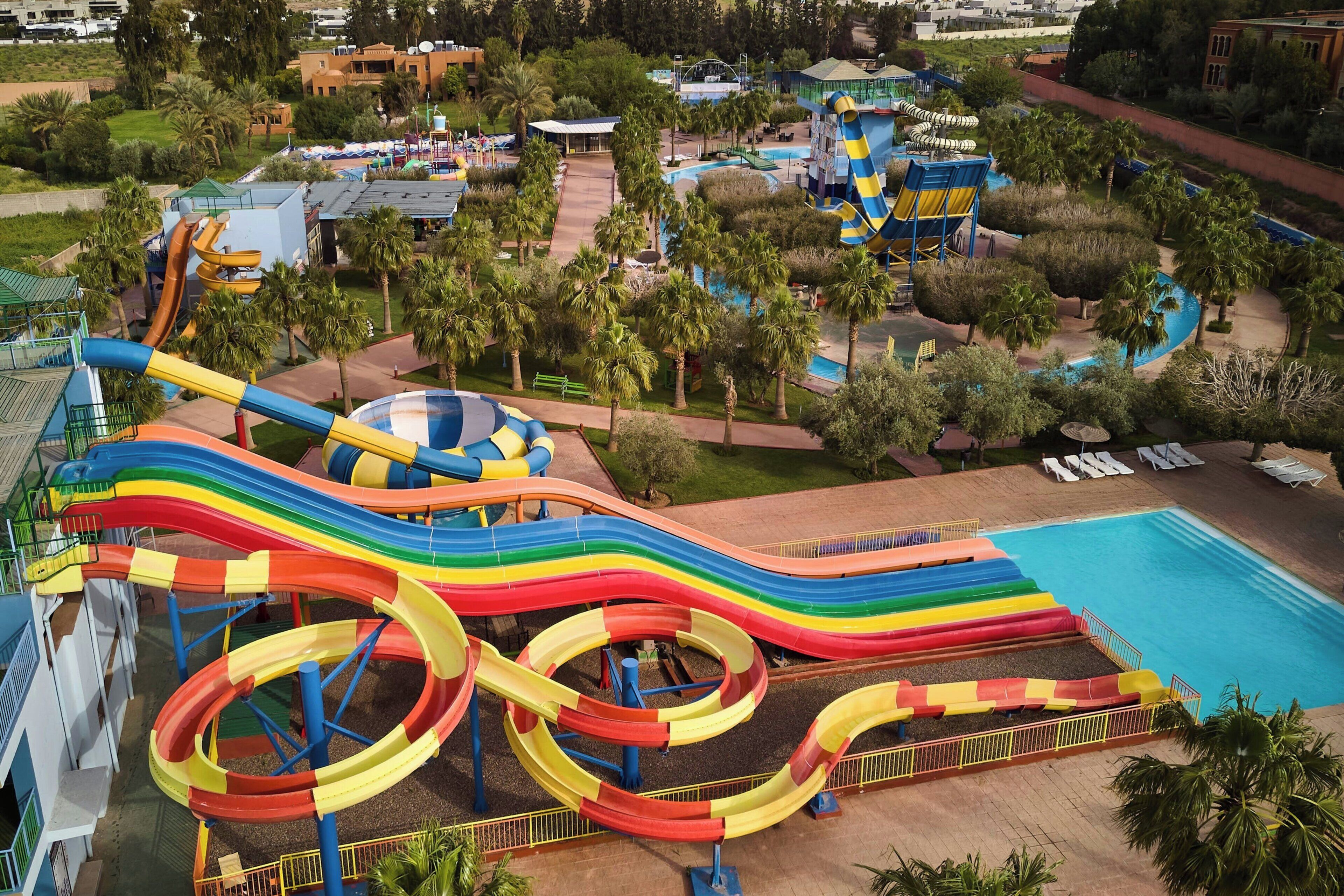 Un parque acuático con toboganes y una zona de piscina.