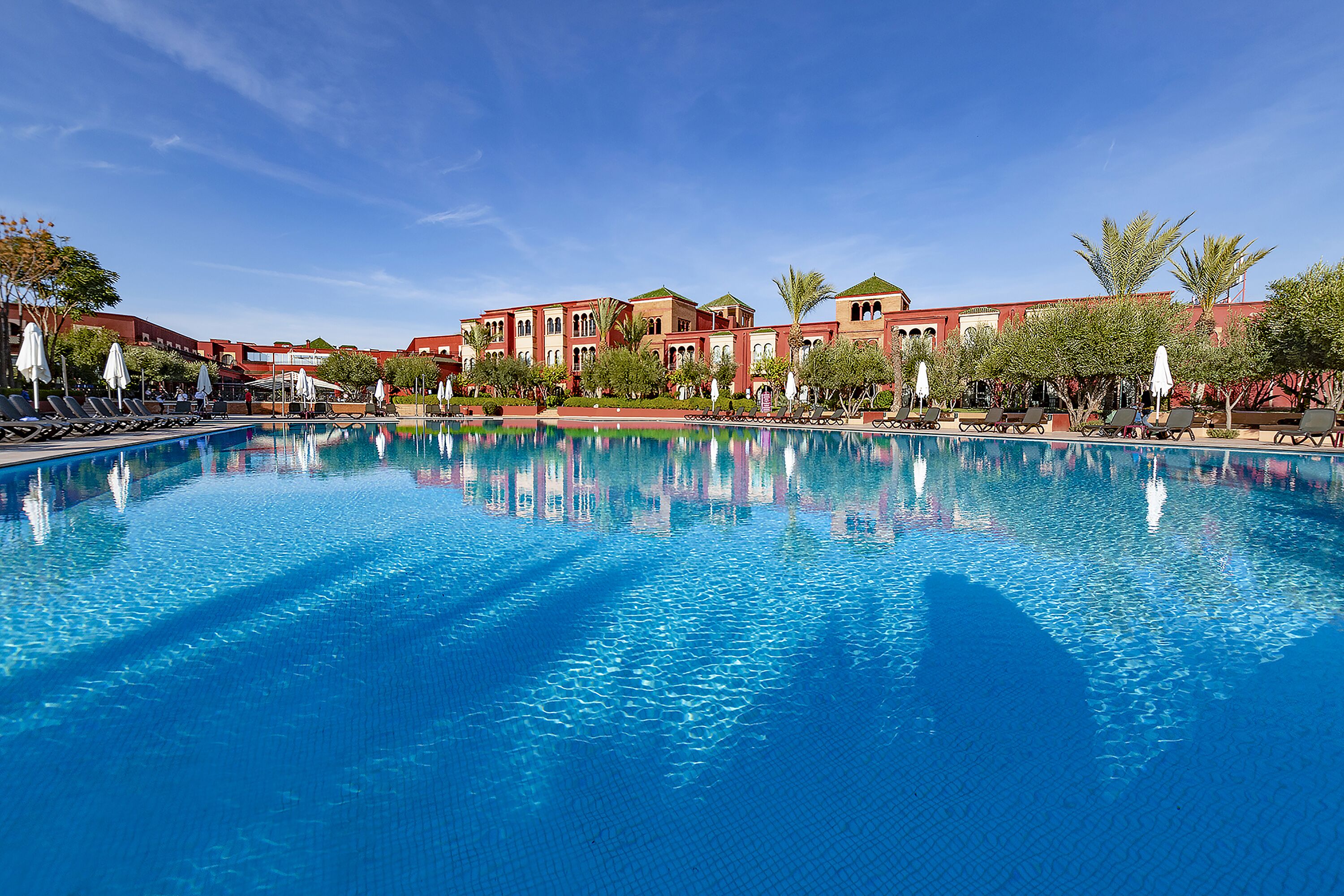 室内游泳池，3 室外游泳池，09:00 至 18:00 开放, 池畔遮阳伞, 日光浴躺椅