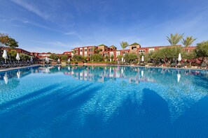 สระว่ายน้ำในร่ม, 3 สระว่ายน้ำกลางแจ้ง, ร่มริมสระว่ายน้ำ