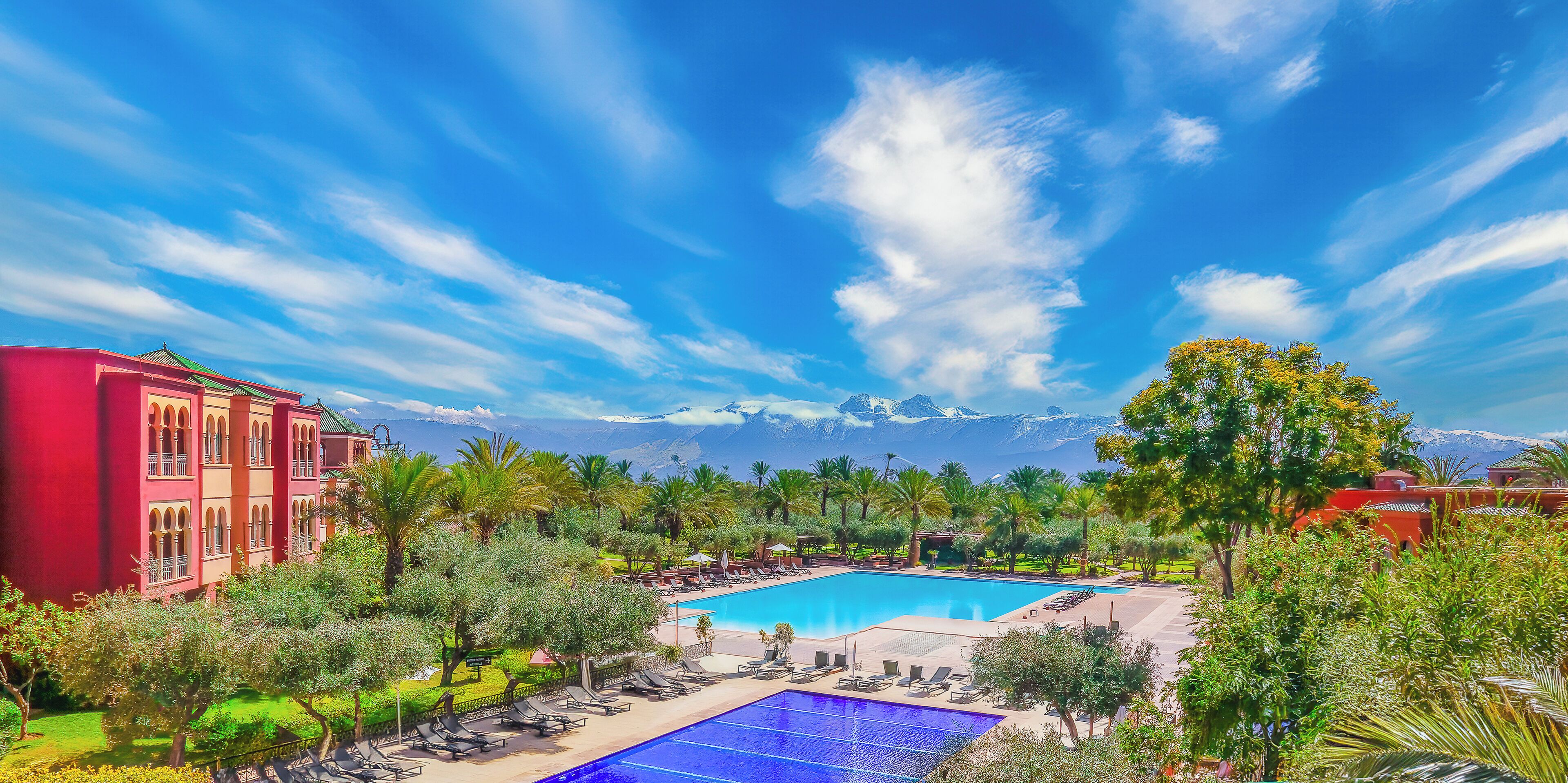 Innendørsbasseng,3 utendørsbassenger, bassengparasoller og solsenger