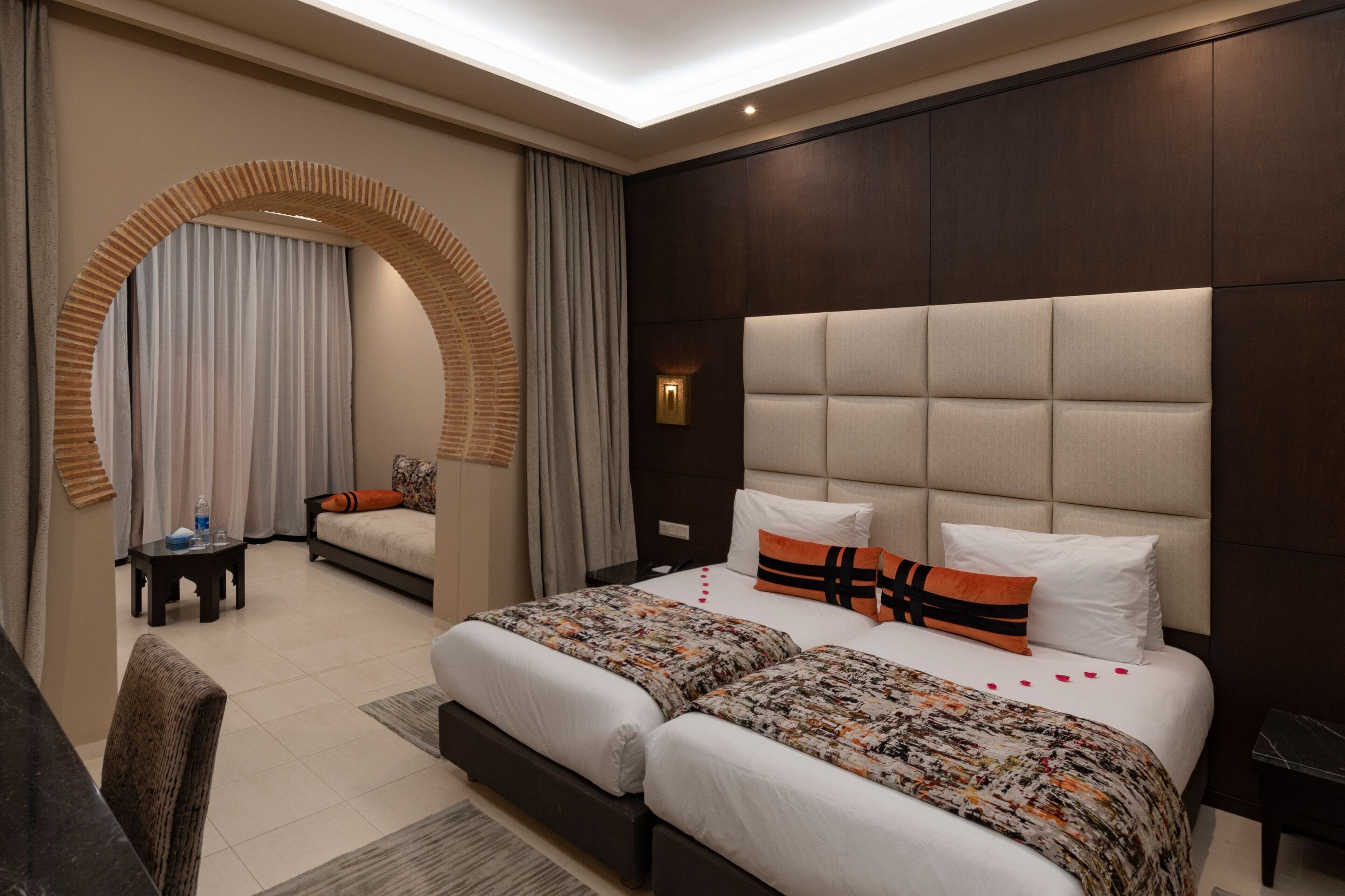 Habitación Grand, 1 cama matrimonial, vista al resort | 1 habitación, minibar, caja de seguridad en la habitación y escritorio 