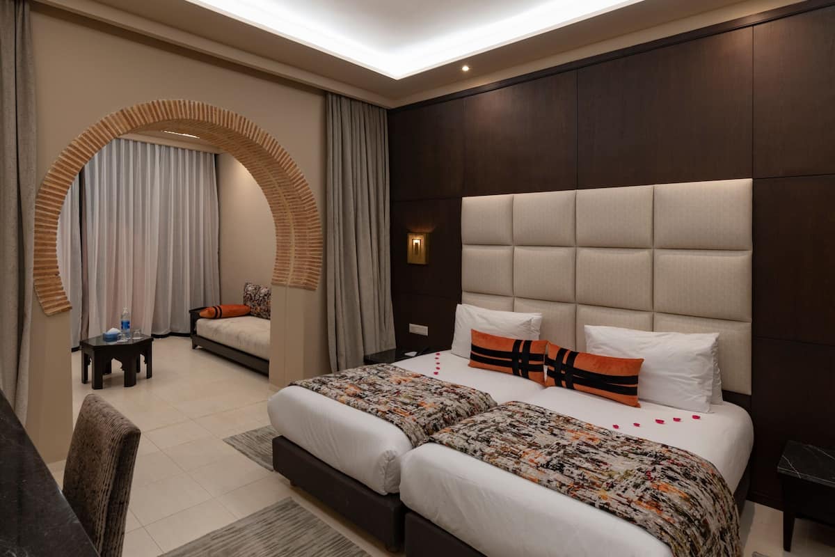 Kamar Grand, 1 Tempat Tidur Double, pemandangan resor | 1 kamar tidur, minibar, brankas, dan meja kerja