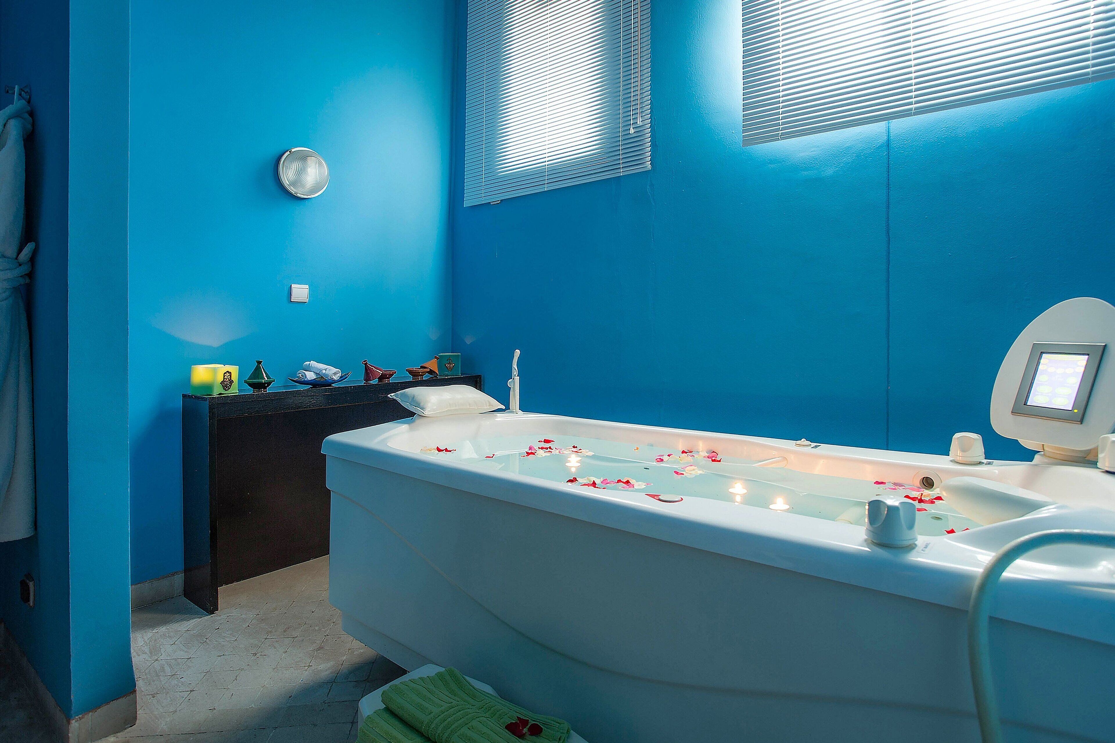 Une salle de bain avec une baignoire, des toilettes et un lavabo.
