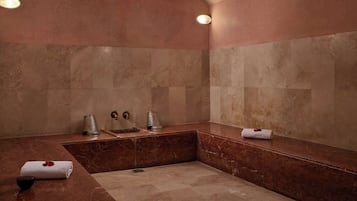 Un baño con lavamanos de mármol, bañera y zona de ducha.