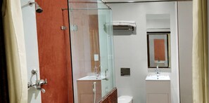 Badewanne und Dusche (separat), Handtücher