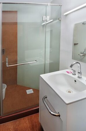 Bañera y ducha independientes y toallas