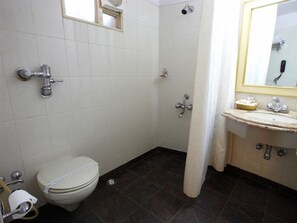 Un baño con inodoro, ducha y lavamanos.