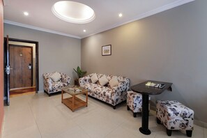 ميني بار وخزنة داخل الغرفة وواي فاي مجانًا