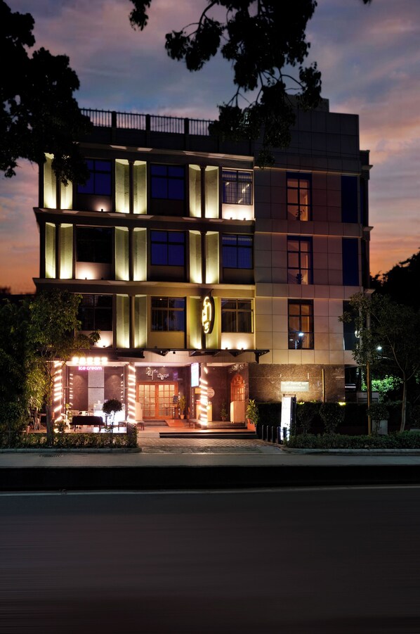 Front of property - Cross Roads Inn (Bengaluru)