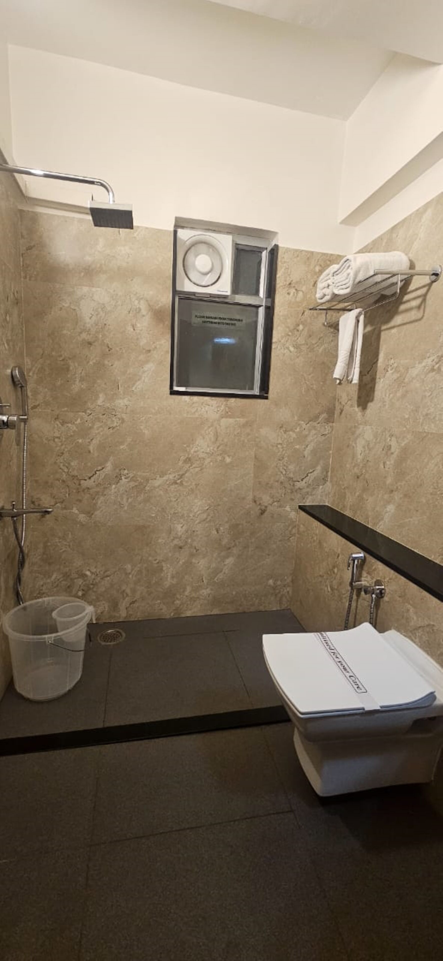 Un baño con ducha, inodoro y lavamanos.