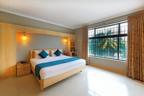 Minibar, in-room safe, free WiFi - Cross Roads Inn (Bengaluru)