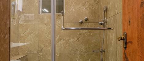 淋浴设施、免费洗浴用品、毛巾