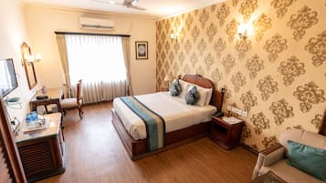 Junior Suite | 1 bedroom, premium bedding, in-room safe, desk