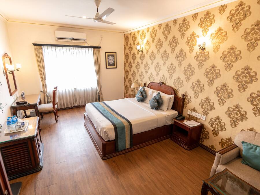 Heritage Room | Roupas de cama premium, cofres nos quartos, escrivaninha