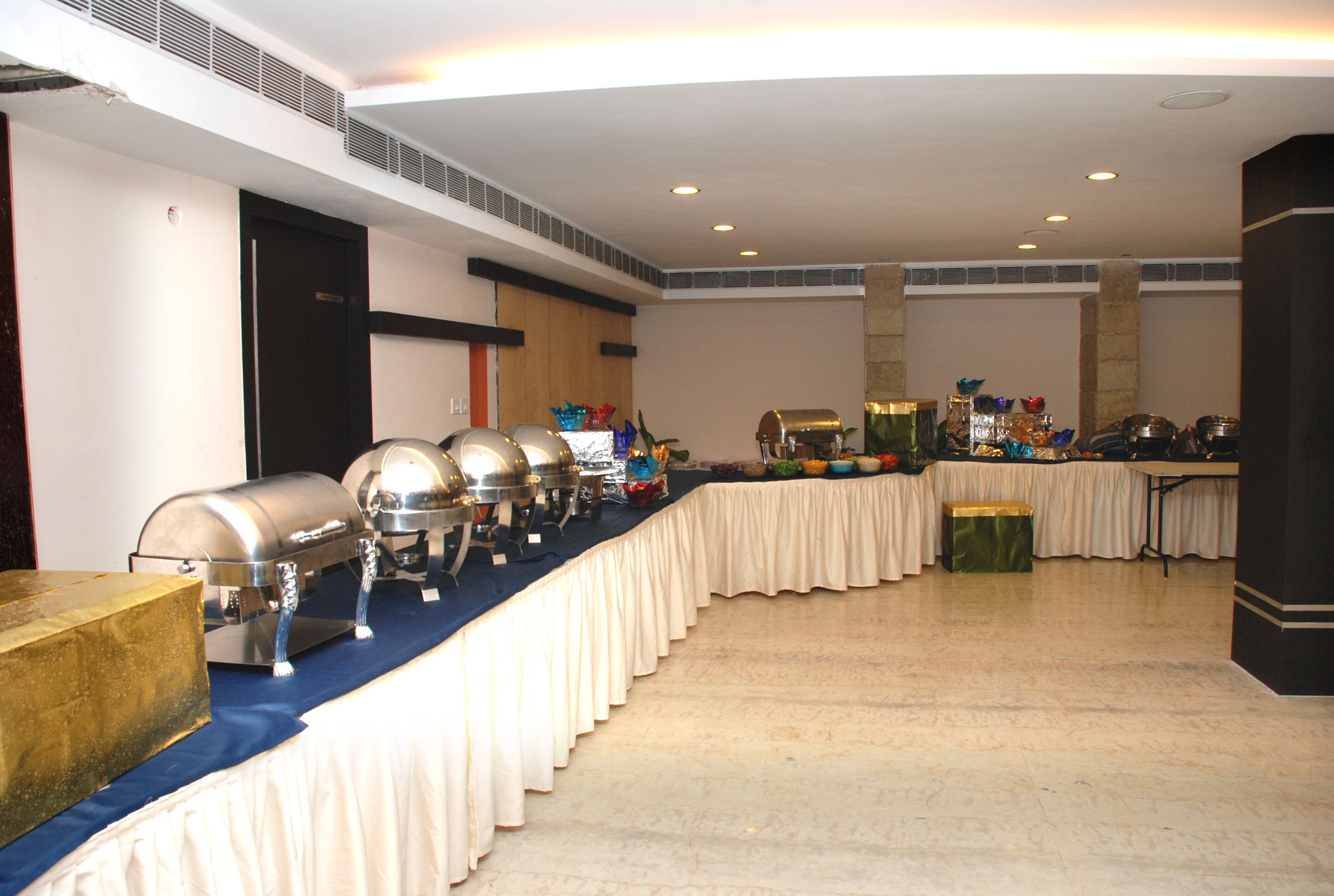 بوفيه فطور يوميًا بتكلفة قدرها (350 INR للشخص)