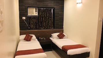 Deluxe Room, 1 Queen Bed, Smoking | In-room safe, desk, blackout curtains, soundproofing