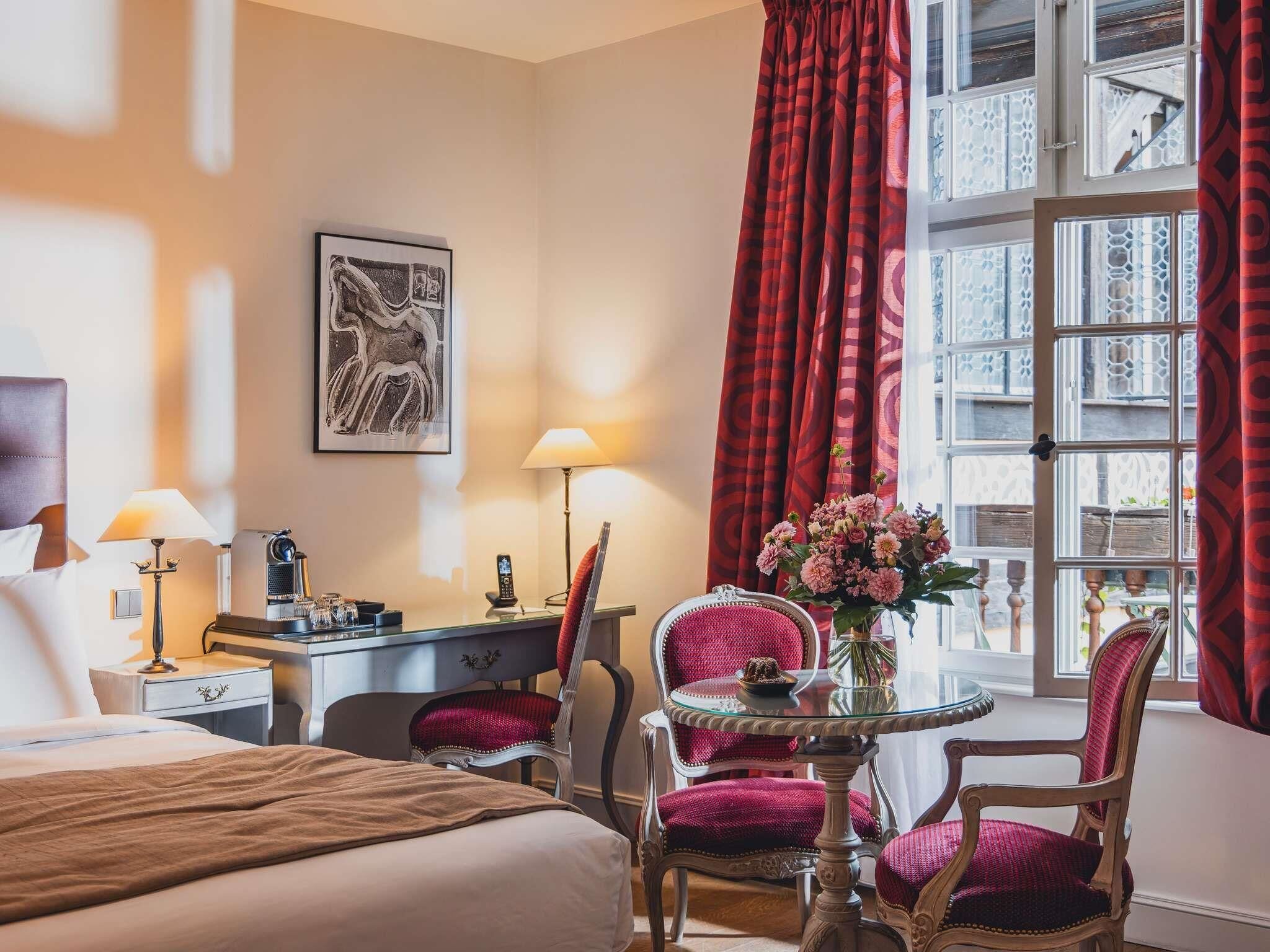 Deluxe Twin kamer | Luxe beddengoed, pillowtop-bedden, een minibar, een kluis op de kamer