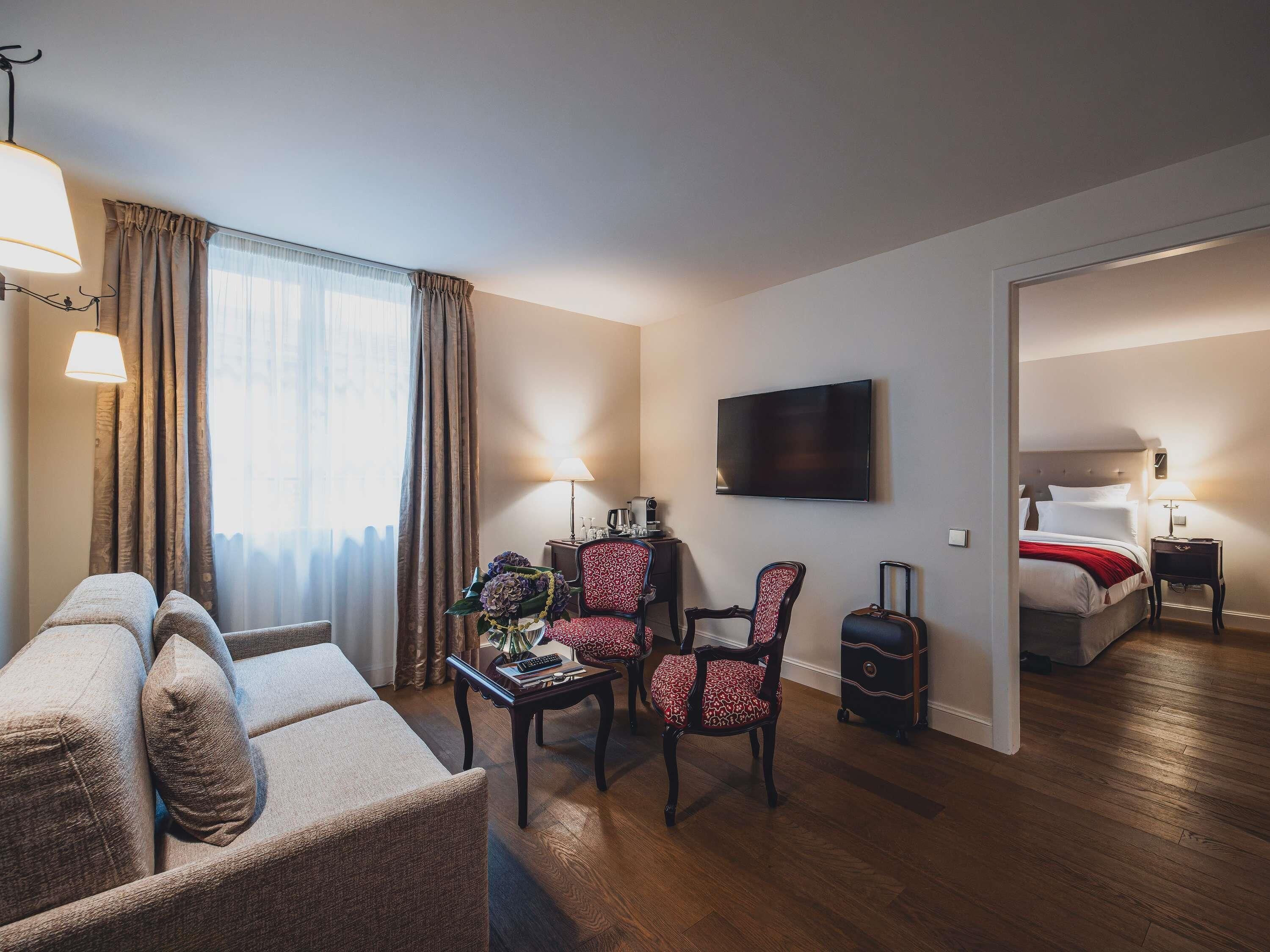 特色客房 (with Living Room) | 高級寢具、迷你吧、客房內保險箱、書桌