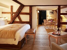 Twin Room, 1 King Bed (Prestige) | Premium bedding, pillowtop beds, minibar, in-room safe