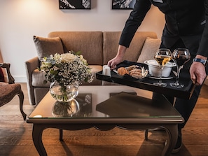 ห้องซิกเนเจอร์ (with Living Room) | เครื่องนอนระดับพรีเมียม, เตียงพร้อมฟูกเสริมที่นอน, มินิบาร์