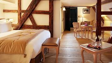 Twin Room, 1 King Bed (Prestige) | Premium bedding, pillowtop beds, minibar, in-room safe
