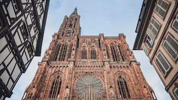 Una catedral de estilo gótico con intrincados detalles en piedra y un amplio ventanal circular con vidrieras.