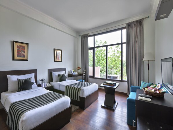 Minibar, caja de seguridad en la habitación y escritorio