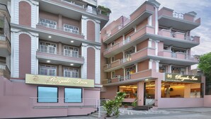 A multi-story hotel with balconies and a sign for 'Regale Inn'. - Regale Inn (New Delhi)