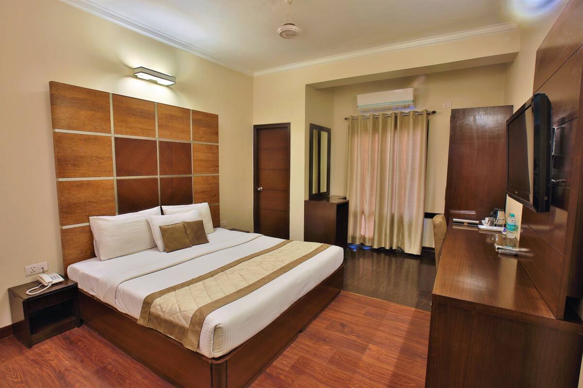 Habitación superior con 1 cama matrimonial o 2 individuales | Minibar, caja de seguridad en la habitación y escritorio