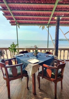 Outdoor dining - Bambolim Beach Resort (Panaji)