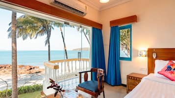 Beachfront Sea View | Een minibar, een kluis op de kamer, een bureau, geluiddichte muren