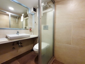 Habitació doble o amb dos llits individuals superior | Bany | Dutxa, articles de tocador gratuïts, assecador de cabells i sabatilles