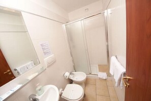Dusche, kostenlose Toilettenartikel, Haartrockner, Handtücher
