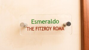 A clear label with the name "Esmeraldo" and "The Fitzroy Roma" on a wall. - Fitzroy Allegria Suites (Rome)