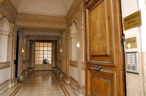Property entrance - Fitzroy Allegria Suites (Rome)
