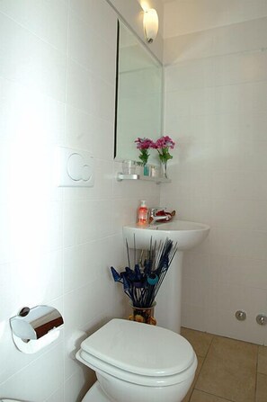 Shower, free toiletries, hair dryer, towels - Fitzroy Allegria Suites (Rome)