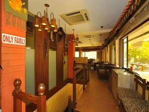 Breakfast, lunch and dinner served - Ontime Hotel (Mumbai)