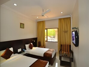 1 bedroom, pillowtop beds, minibar, iron/ironing board (on request) - Ontime Hotel (Mumbai)