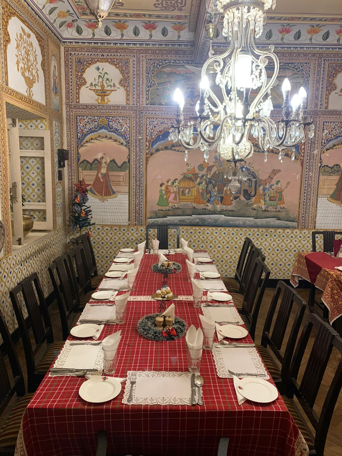 3 restaurants; breakfast, lunch and dinner served 