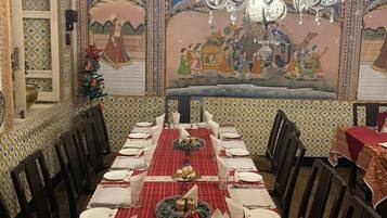 3 restaurants; breakfast, lunch and dinner served
