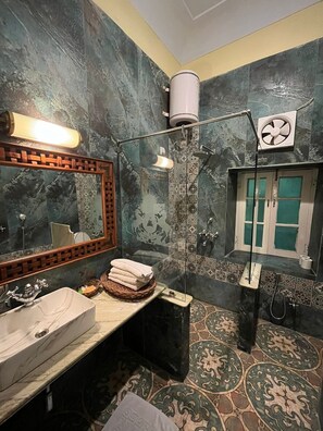 Royal kamer, 1 twee- of 2 eenpersoonsbedden, 1 slaapkamer | Badkamer | Gratis toiletartikelen, badjassen, handdoeken