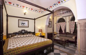 Habitación Royal con 1 cama doble o 2 individuales, 1 habitaci ón | Ropa de cama de alta calidad, caja fuerte, escritorio y cunas (de pago)