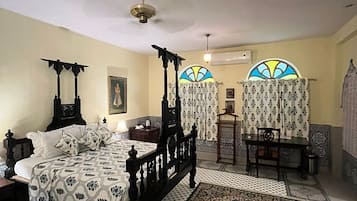 Royal Chamber | Premium bedding, in-room safe, desk, cribs/infant beds